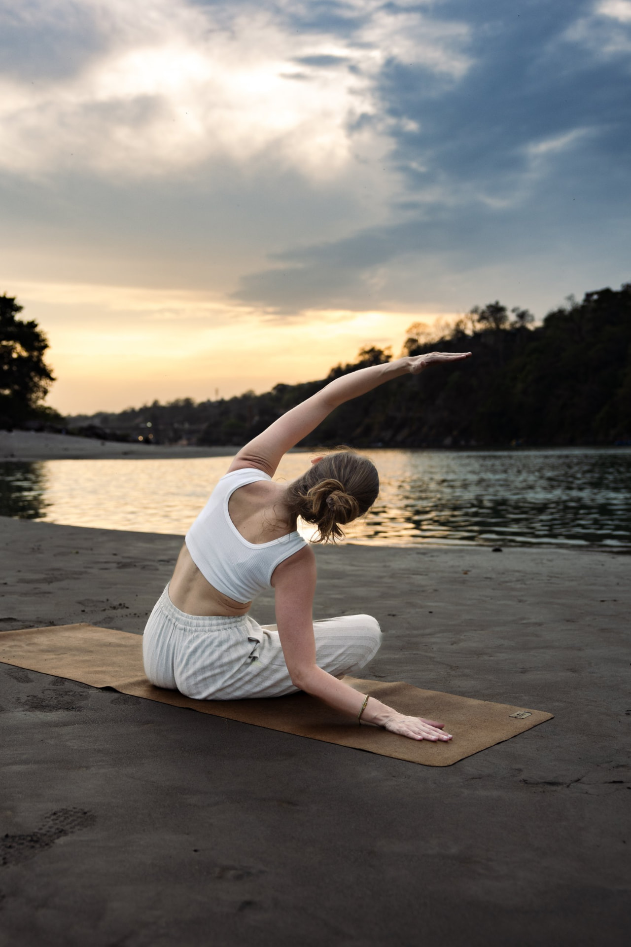 Maria-Eliza in a side stretch yoga pose